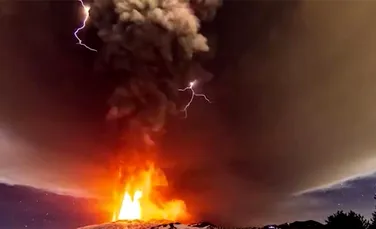 Vulcanul Etna a erupt din nou, creând un adevărat spectacol cu foc. A fost cea mai violentă din ultimii 20 de ani – VIDEO