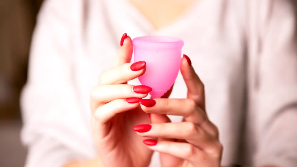 Medicii avertizează că o cupă menstruală introdusă greșit poate face mai mult rău decât bine