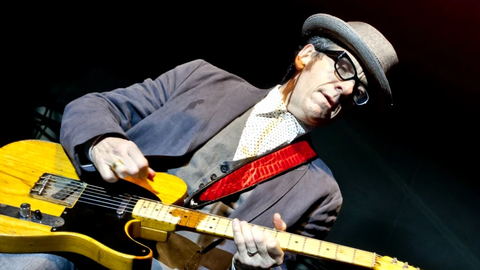Elvis Costello, geniul rebel al muzicii rock. „Vocația mea supremă în viață este să fiu enervant”