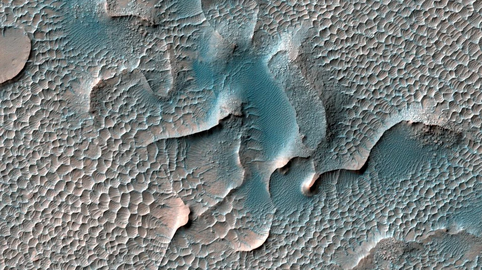 Astronomii spun că valuri imense de nisip se mișcă pe suprafața lui Marte