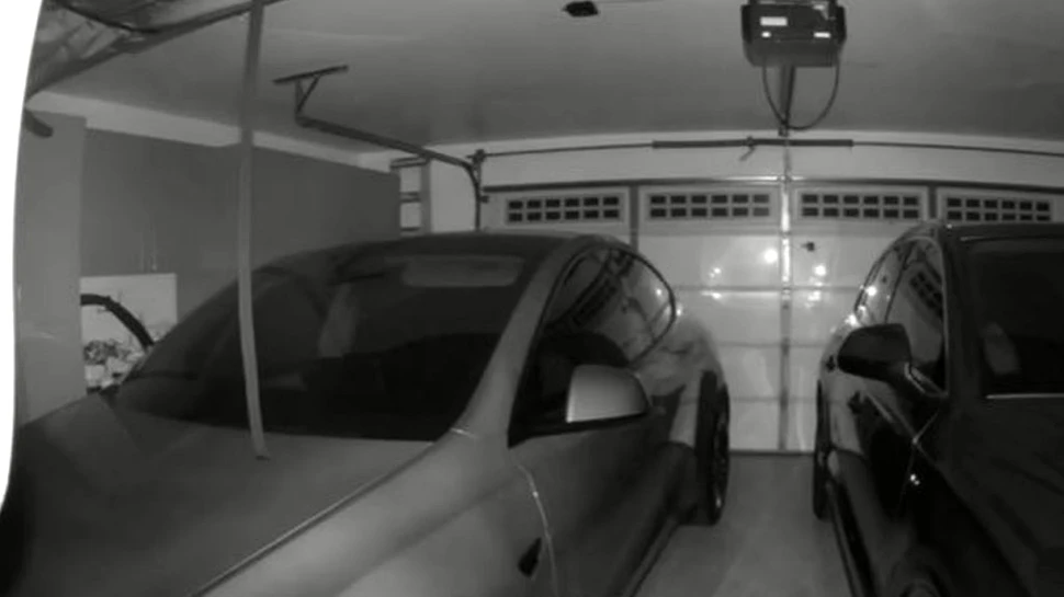 Un clip în care geamul unei mașini Tesla se sparge de la sine a devenit viral pe internet