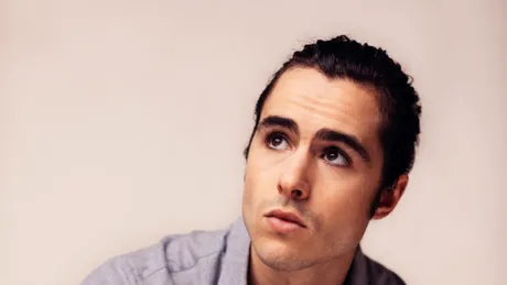 COMUNICAT DE PRESĂ: Ben Schnetzer a semnat pentru rolul celebrului dirijor român Sergiu Celibidache în filmul „Cravata galbenă”, în locul lui Rupert Friend