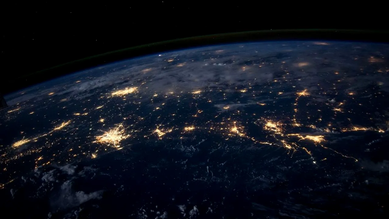spatiu-pamant-terra-sateliti-pixa_descopera (2) 