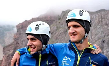 Doi sportivi români care văd împreună 1% au ajuns pe Vârful Elbrus, cel mai înalt din Caucaz