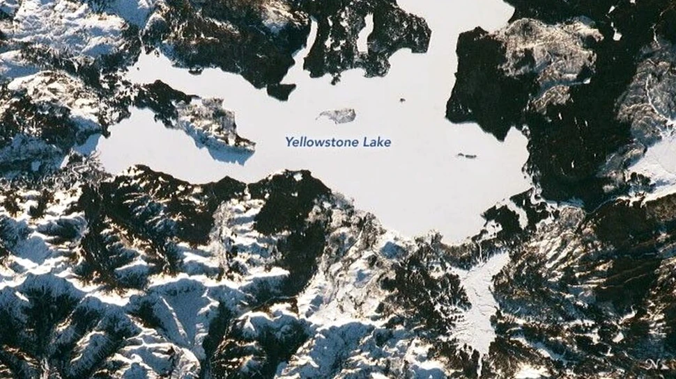 Un astronaut a surprins peisajul de poveste cu lacul Yellowstone acoperit de zăpadă