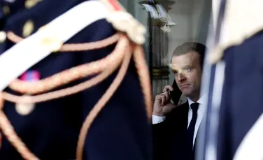 De ce Emmanuel Macron şi-a schimbat urgent telefonul şi numărul de telefon