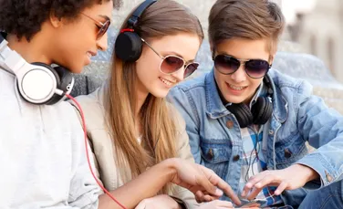 Organizaţia Mondială a Sănătăţii: Oamenii ar trebui să limiteze ascultatul de muzică la o oră pe zi