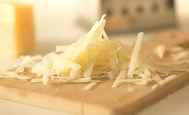 Vești bune pentru iubitorii de brânză! Un studiu arată că ne-ar putea feri de demență