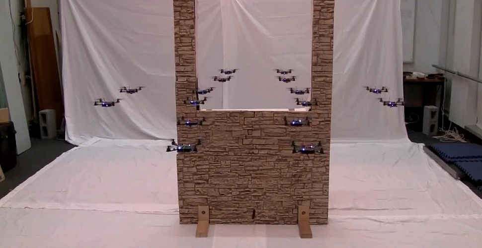 Imaginile care prefigurează viitorul: cum zboară un stol de mini-roboţi (VIDEO)