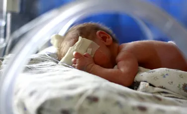 Mortalitatea nou-născuţilor a scăzut în România, însă viaţa multora depinde de ceva esenţial. Harta mortalităţii, judeţ cu judeţ