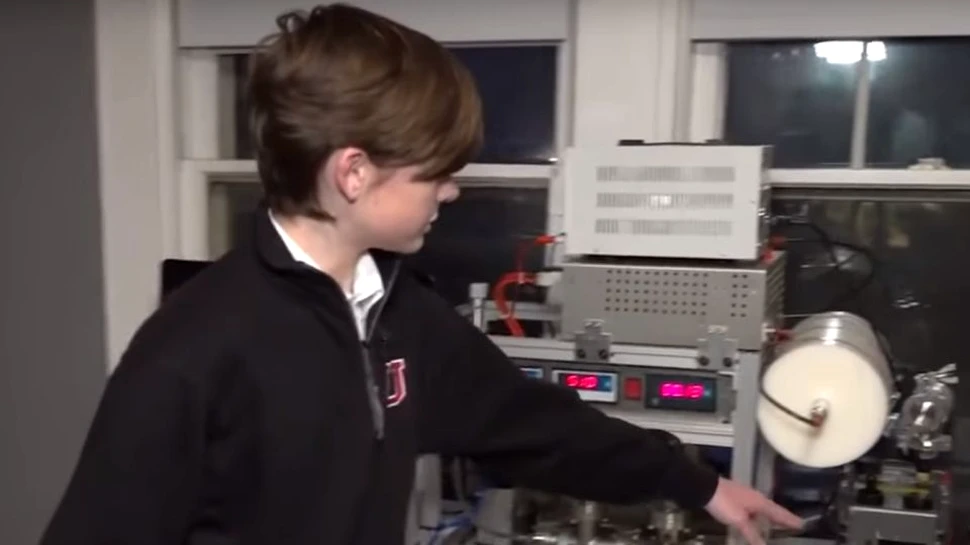 Are 14 ani şi a construit un reactor de fuziune nucleară acasă cu obiecte cumpărate de pe eBay