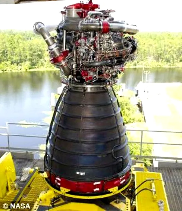 Modelul de motor ce va fi folosit pentru SLS. Mega-racheta va avea 4 asemenea motoare.