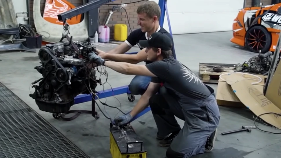 Când inginerii ruși se țin de șotii. Au convertit un motor diesel într-unul pe benzină