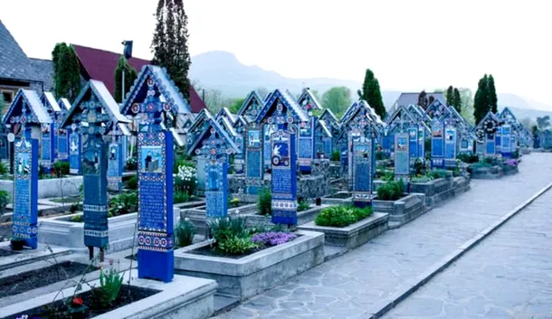 Umorul cu care maramureşenii tratează moartea este reflectat în cel mai unic cimitir din lume ,,Cimitirul Vesel de la Săpânţa''