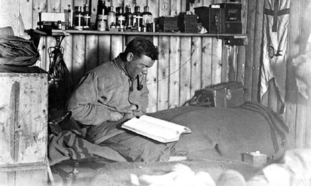 Fotograful şi zoologul George Murray Levick în timpul exediţiei Terra Nova