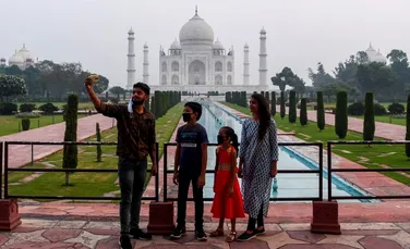 Taj Mahal din India a primit primii vizitatori după şase luni de pauză