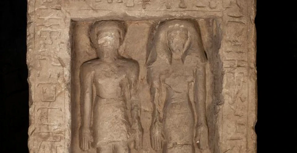 Sculptura unui cuplu din Egiptul străvechi a fost distrusă intenţionat. Motivul pentru care s-a dorit ştergerea identităţii lor