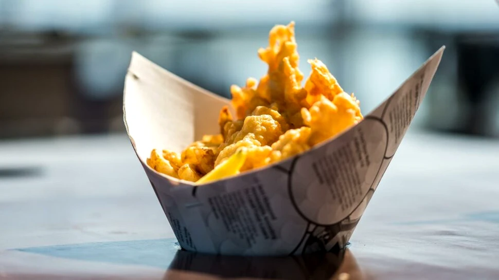 „Fish and chips”, un simbol al Marii Britanii, suferă din cauza războiului din Ucraina. Mii de restaurante ar putea fi închise într-un an