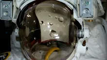 Cercetătorii de la NASA, alarmați de faptul că apa continuă să se infiltreze în costumele astronauților