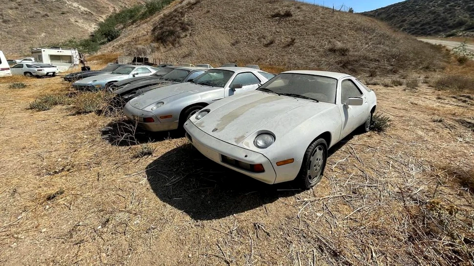 Un cimitir Porsche, descoperit în California. Cui aparțin automobilele?