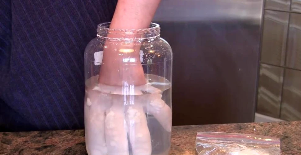 Experiment spectaculos: ce se întâmplă când un cercetător îşi bagă mâna în „gheaţă caldă”? (VIDEO)