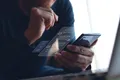 Avertismentul lansat de cercetători: interacțiunea cu Inteligența Artificială ne robotizează