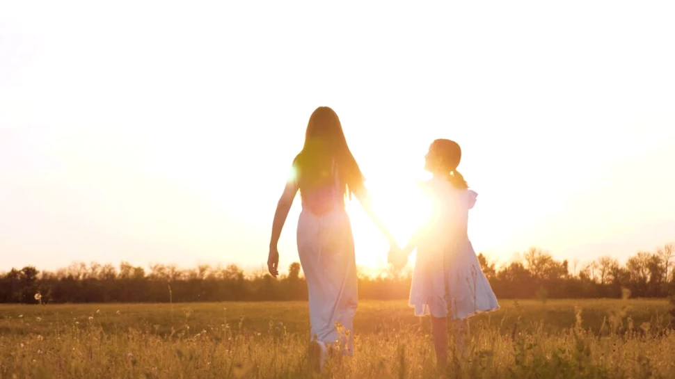 Iubirea regăsită: cum poți vindeca relația cu mama, potrivit psihologiei