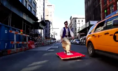 Un tânăr a transpus în realitate celebrul covor al lui Aladdin şi s-a plimbat cu el pe străzile din New York – VIDEO