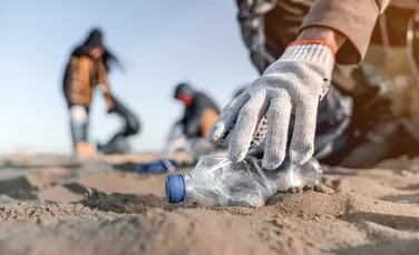 Un nou plastic biodegradabil nu lasă microplastice în urma sa
