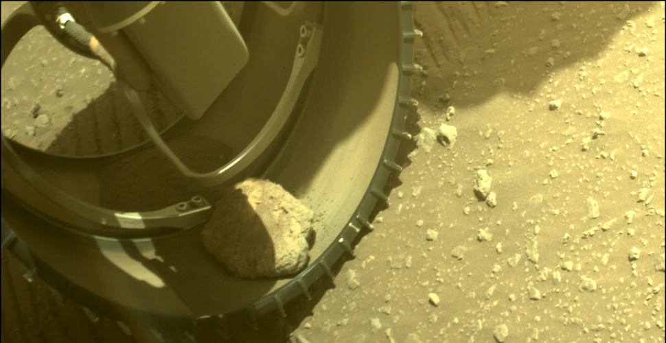 O rocă a rămas blocată în una dintre roțile roverului Perseverance, trimis de NASA pe Marte
