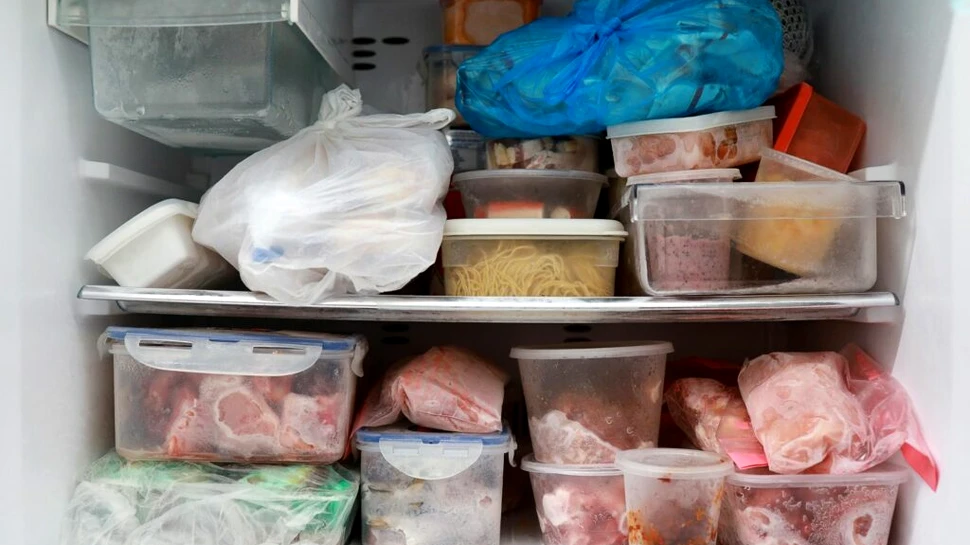 De ce miroase urât congelatorul și cum îl poți reîmprospăta