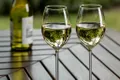 Un canton elvețian oferă 100 de sticle de vin persoanelor care împlinesc 100 de ani