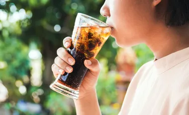 Băutura care provoacă boli cronice și îți „încetinește” creierul. Cât de des o consumi?