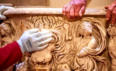 Un sarcofag roman vechi de 1700 de ani, descoperit în Marea Britanie, îi pune în dificultate pe cercetători