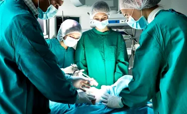 Premieră la Iaşi: Femeie operată simultan la inimă şi la şold, de două echipe de medici