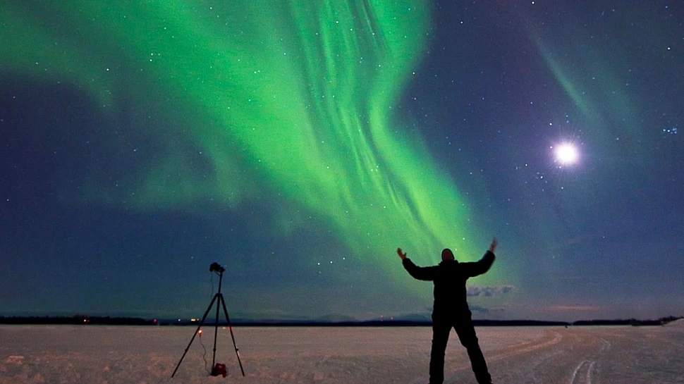 O erupţie solară imensă, generată de o pată solară de dimensiunile Terrei, a produs o auroră boreală spectaculoasă (VIDEO)