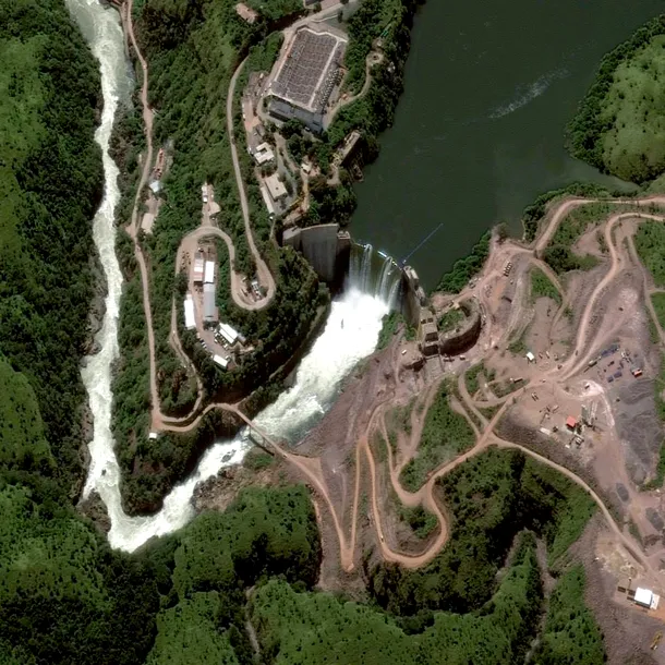 Barajul Cambambe de pe râul Cuanza în Angola (28 aprilie 2013)