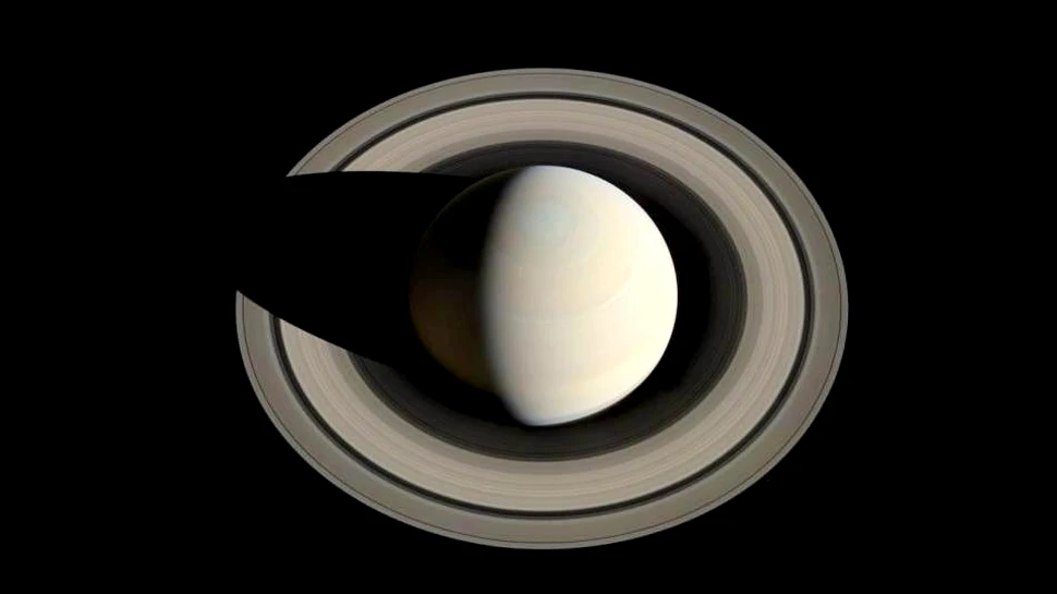 Saturn, în toată splendoarea sa: vederea „de sus” a planetei este una dintre cele mai uimitoare imagini publicate până acum