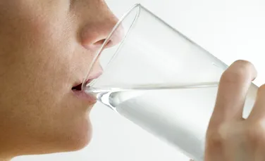 Să BEM apă când mâncăm sau NU? Ce este bine să faci