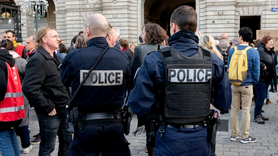 O elevă de 12 ani și-a amenințat profesoara cu un cuțit