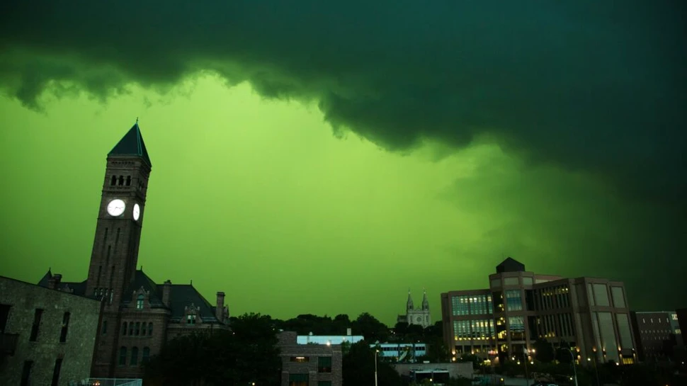 Imagini apocaliptice într-un stat american. Cerul a devenit verde, în urma unei furtuni