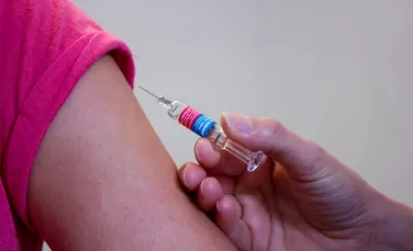 Marea Britanie a aprobat vaccinul Novavax pentru adolescenţii de 12 -17 ani
