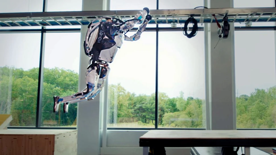 Robotul Atlas de la Boston Dynamics face parkour. Imagini uimitoare cu robotul umanoid