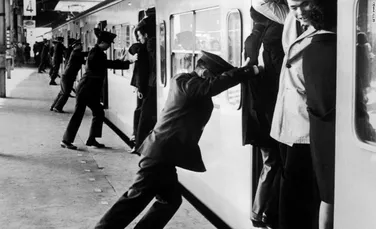 Modul brutal în care ,,oshiya” îi împing pe călătorii metroului japonez