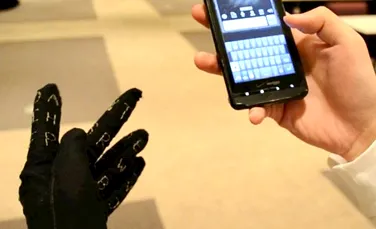 Cine are nevoie de touchscreen? O mănuşă specială va permite transmiterea mesajelor prin atingerea unor litere de pe propria mână (VIDEO)
