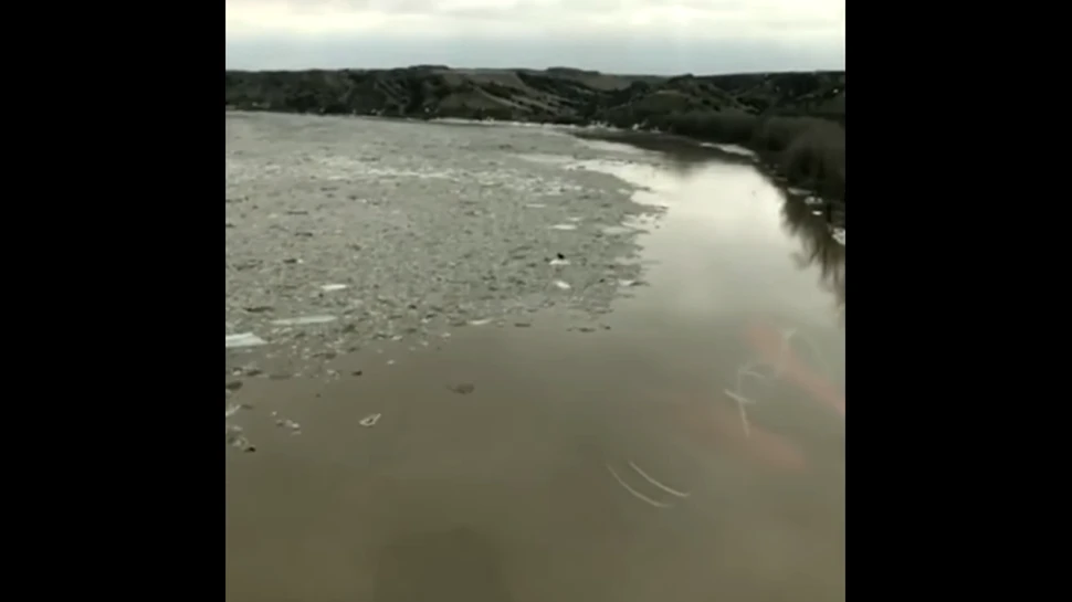 Descoperirea bizară pe o bucată de gheaţă din mijlocul unui râu cei care filmau o catastrofă naturală din SUA – VIDEO