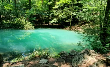 Romsilva a publicat imagini cu Ochiul Beiului, un lac unic de culoare aproape ireală