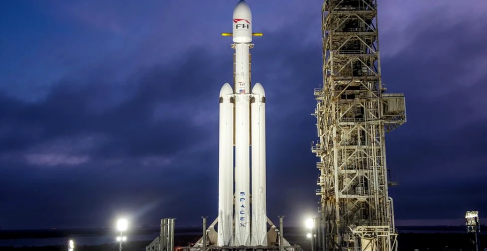 Elon Musk a anunţat data la care va fi lansată pentru prima oară megaracheta Falcon Heavy
