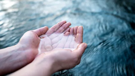 Cazul medical uluitor al unei adolescente: cum a descoperit că este alergică la apă?