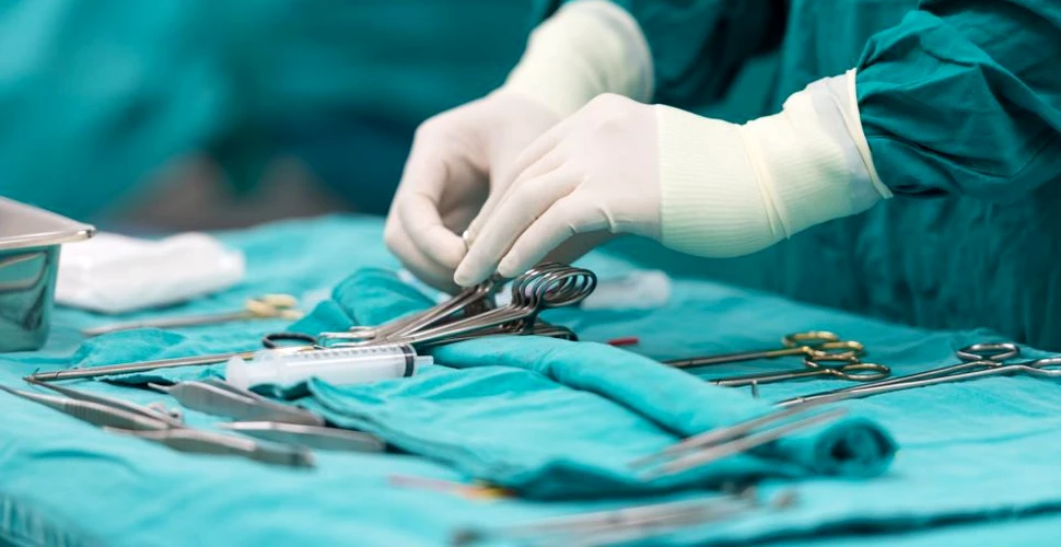Un chirurg britanic şi-a marcat iniţialele pe ficatul unor pacienţi de transplant. A recunoscut că a făcut ”o greşeală”